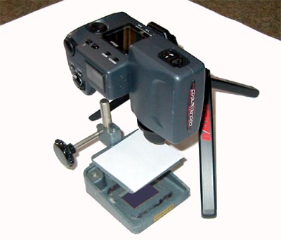 Kamera auf Stativ mit Makrokonverter und Objekttisch